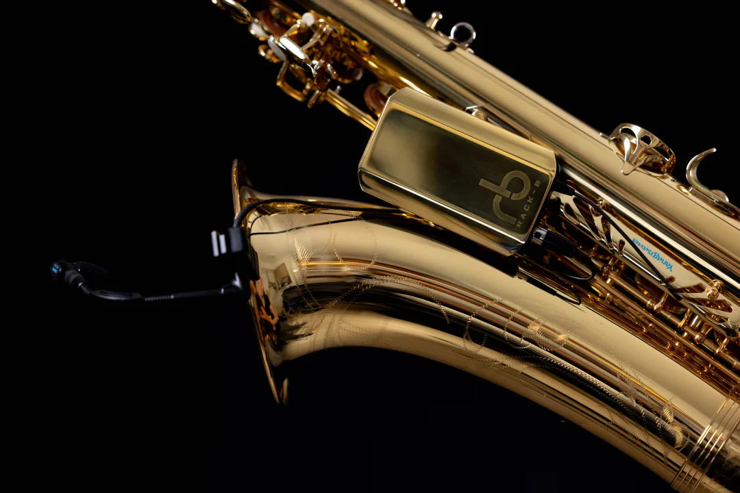 Saxophone équipé d'un émetteur avec le système d’accroche Rack-B + cache émetteur doré