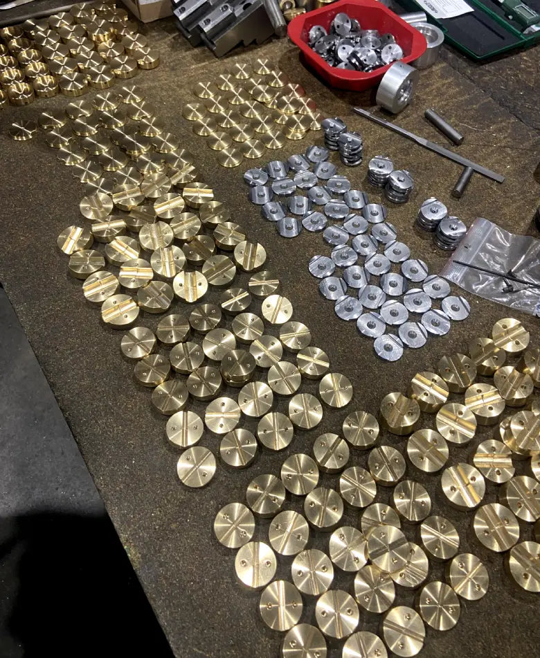 Les système d'accroche Rack-B argenté et doré qui sortent de l'usine